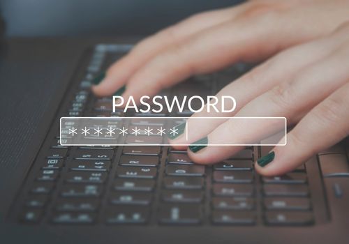 manos en teclado a punto de cambiar contraseña administrador WordPress