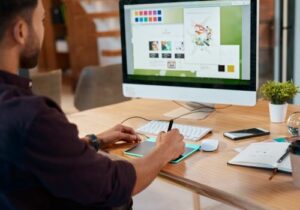 hombre preocupando por optimizar imágenes en WordPress